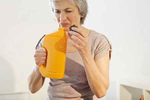 ELDERLY PERSON DOING HOUSEWORK — Stock Photo, Image