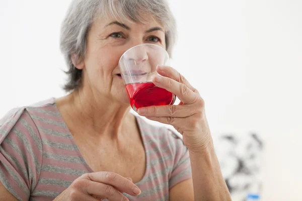 Persona anciana comiendo — Foto de Stock