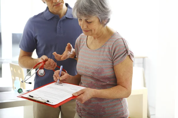 PERSONA VECCHIA IN CONSULTAZIONE — Foto Stock