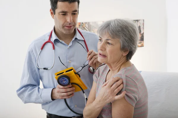 Beratung, ältere Menschen unter Schmerzen — Stockfoto