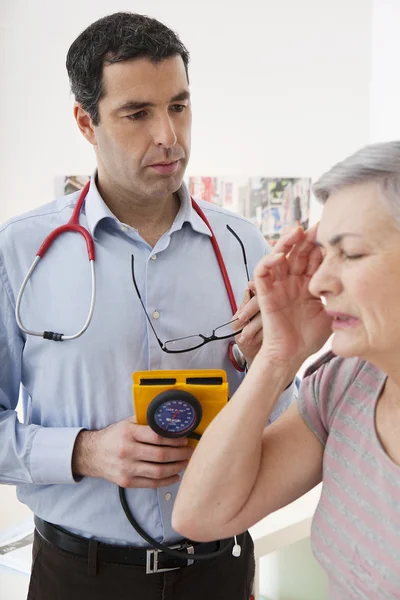 CONSULTATION, ELDERLY P. IN PAIN — Stock Photo, Image