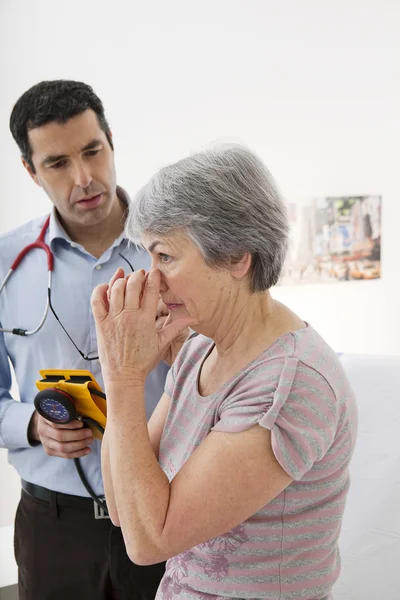 Beratung, ältere Menschen unter Schmerzen — Stockfoto