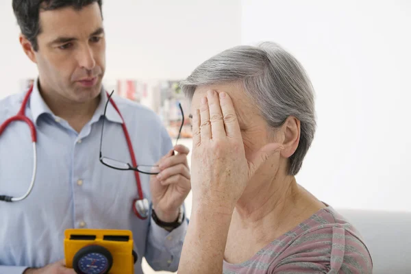 CONSULTATION, ELDERLY P. IN PAIN — Stock Photo, Image