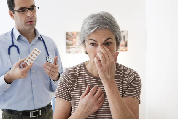 PERSONA VECCHIA IN CONSULTAZIONE — Foto Stock