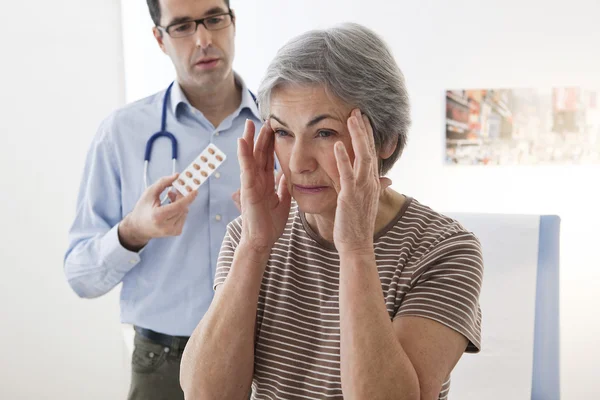 PERSONA VECCHIA IN CONSULTAZIONE — Foto Stock