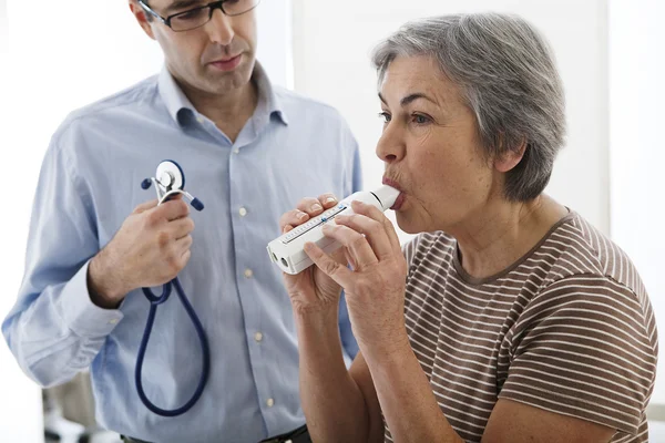 TRATAMIENTO, ESPIROMETRÍA ELDERLY P . — Foto de Stock