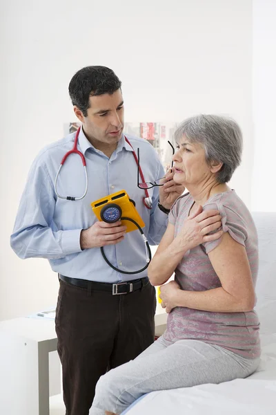 CONSULTA, ELDERLY P. IN DOIN — Foto de Stock