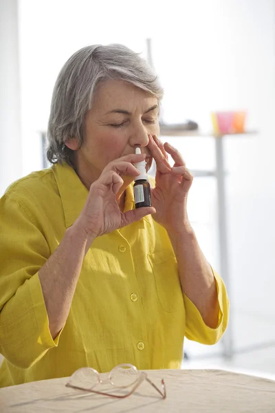 Ältere Person benutzt Nasenspray — Stockfoto