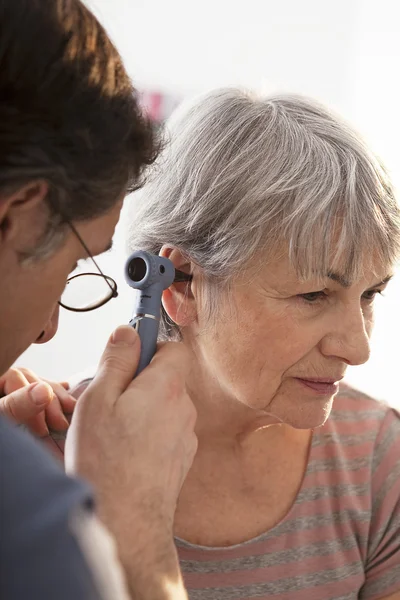 EAR NOSE &THROAT, ELDERLY PERSON — Stock Photo, Image