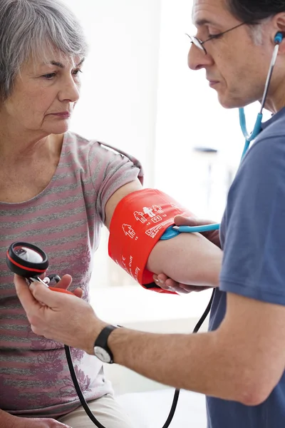 Blutdruck, ältere Menschen — Stockfoto