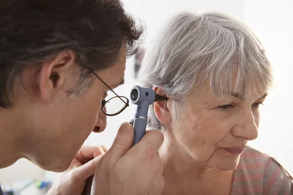 EAR NOSE &THROAT, ELDERLY PERSON — Stock Photo, Image