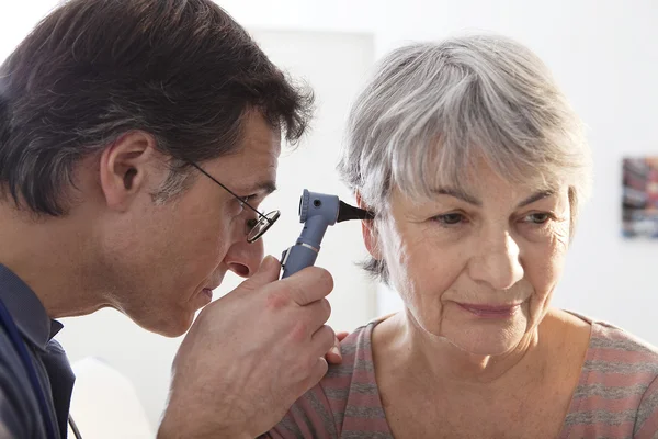 EAR NOSE &THROAT, ELDERLY PERSON — Stock Photo, Image