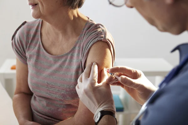 Vaccination av en äldre person — Stockfoto
