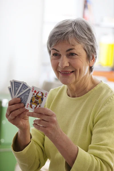 ELDERLY P. JUGAR UN JUEGO — Foto de Stock