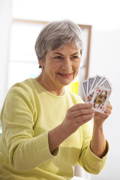 Senioren spielen ein Spiel — Stockfoto