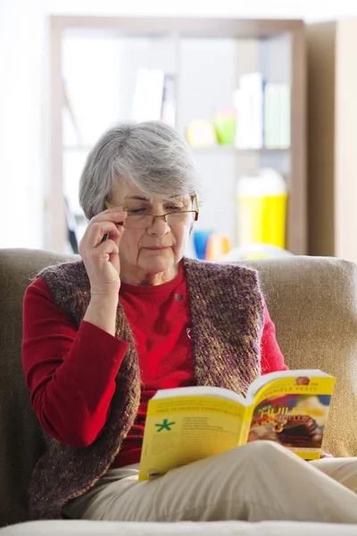 Ηλικιωμένο άτομο ανάγνωση — Φωτογραφία Αρχείου