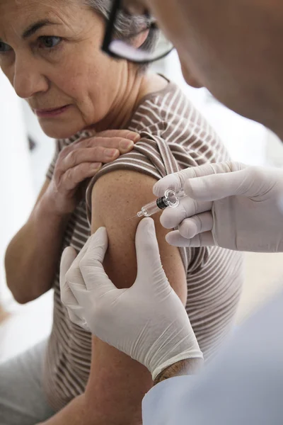 VACCINATING AN ELDERLY PERSON — Stock Photo, Image