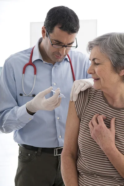 Een bejaarde vaccineren — Stockfoto