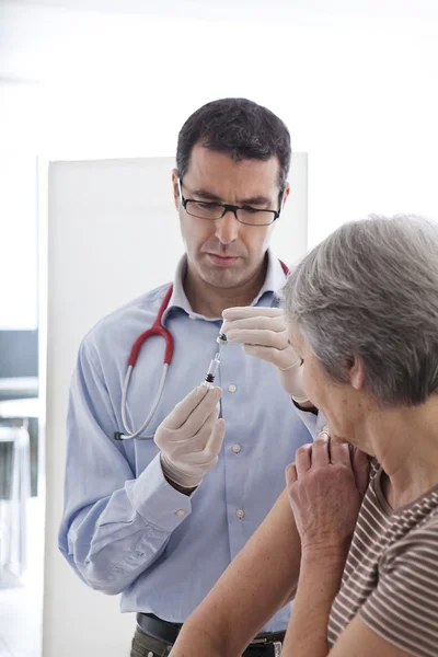 VACCINATING AN ELDERLY PERSON — Stock Photo, Image