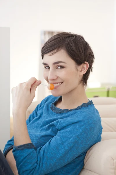 Mujer comiendo — Foto de Stock