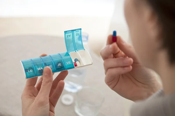 Mujer tomando medicamentos — Foto de Stock