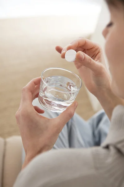 Frau nimmt Medikamente — Stockfoto