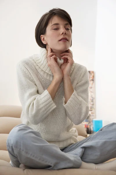 MUJER CON Garganta Llena —  Fotos de Stock