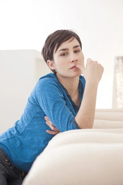 WOMAN on sofa — Stock Photo, Image