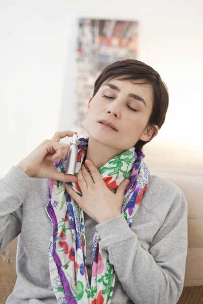 WOMAN WITH PERFUME — Stock Photo, Image