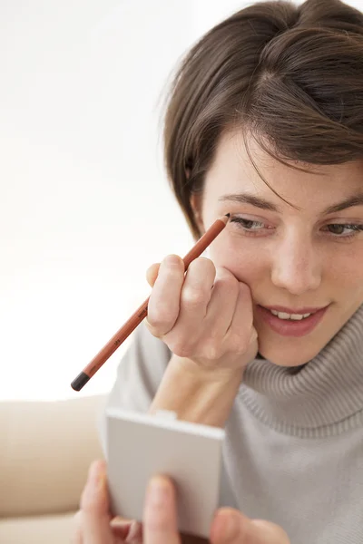 PUTTING WOMAN EM MAKE-UP — Fotografia de Stock