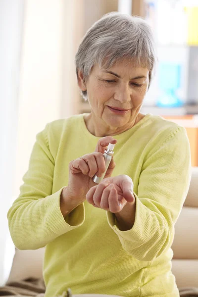 Ältere Person mit Parfüm — Stockfoto