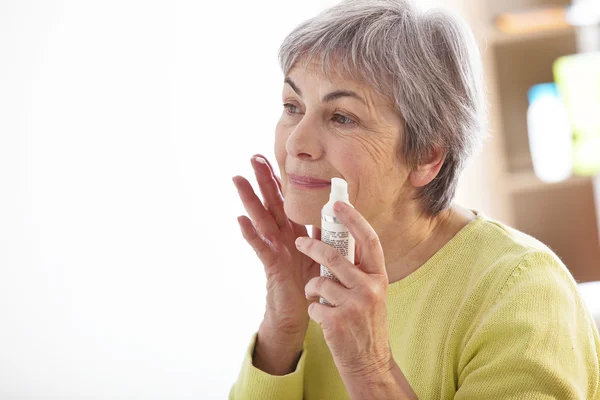 Soin du visage, personnes âgées — Photo