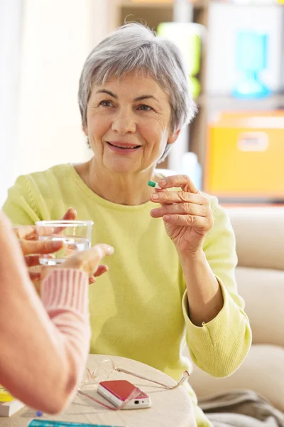 Medicinsk hjälp. för äldre — Stockfoto