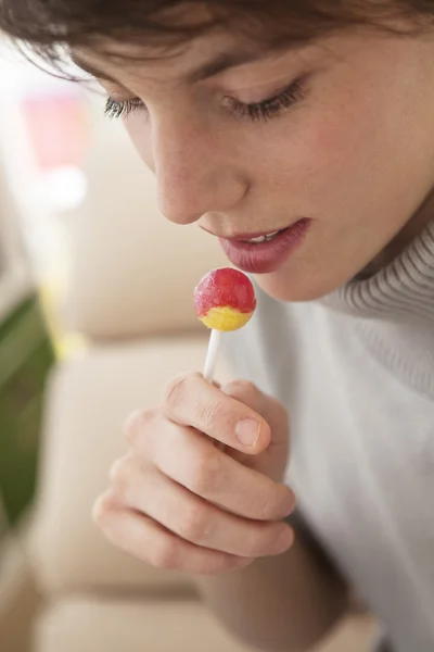 Mujer comiendo dulces — Foto de Stock