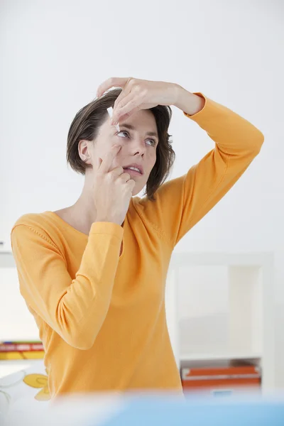 WOMAN USING EYE LOTION — Stock Photo, Image