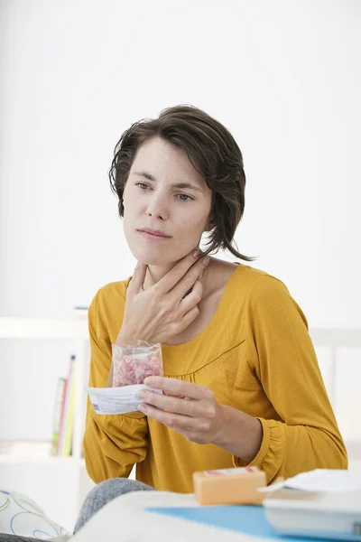 MUJER TRATAMIENTO DE RECOGIDA — Foto de Stock