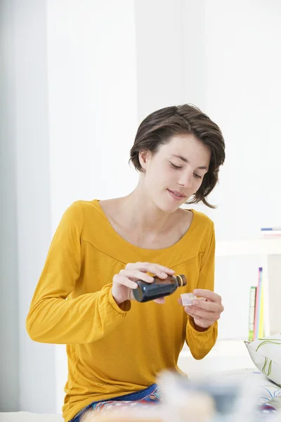 Hoesten behandeling vrouw — Stockfoto