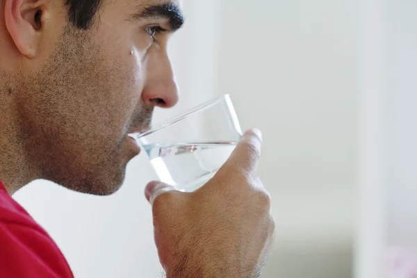 Man met koud drankje — Stockfoto