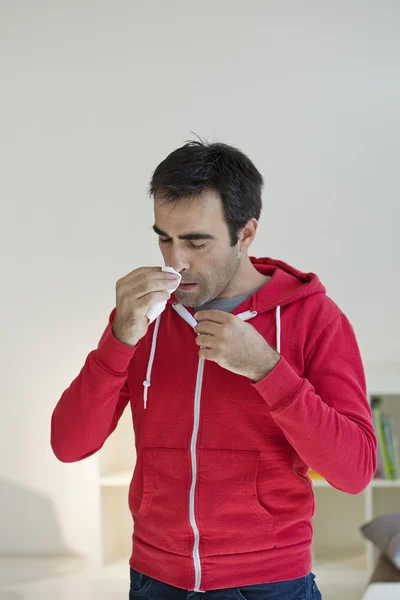 Mann mit Schnupfen — Stockfoto