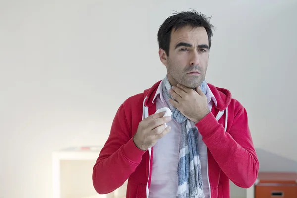 Muž s bolestí v krku — Stock fotografie