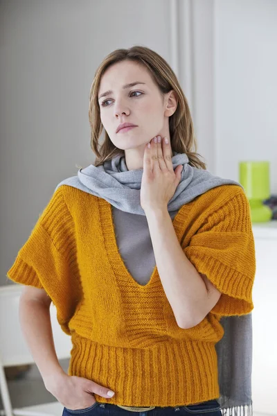 MUJER CON Garganta Llena —  Fotos de Stock