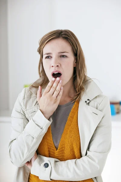 Mujer bostezante —  Fotos de Stock