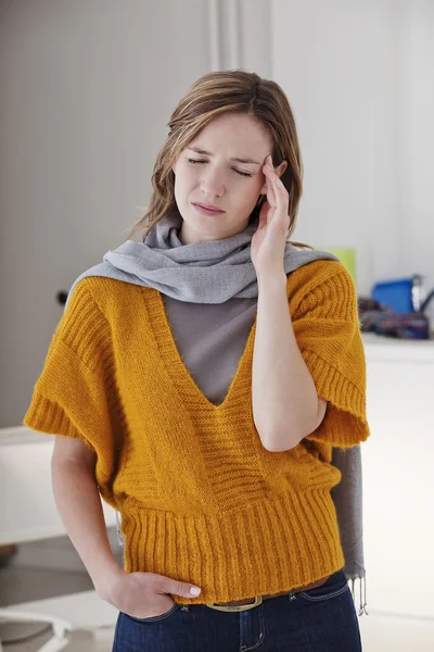 Vrouw met hoofdpijn — Stockfoto