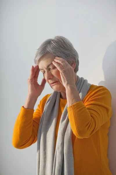 Persona de edad avanzada con dolor de cabeza —  Fotos de Stock