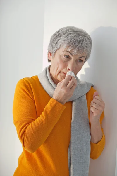 ELDERLY PERSON WITH RHINITIS — Stock Photo, Image