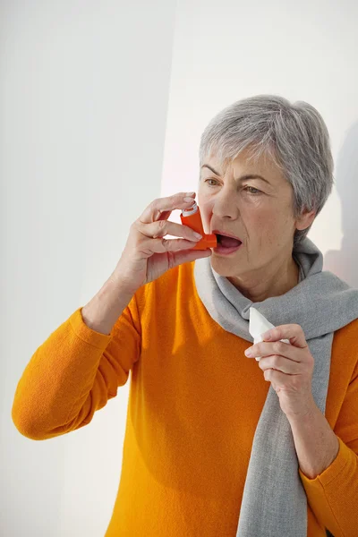 Asthmabehandlung, ältere Menschen — Stockfoto