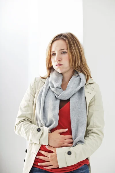 Abdominale pijn in een vrouw — Stockfoto