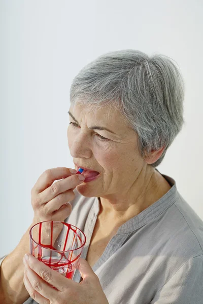 Äldre person med medicinering — Stockfoto