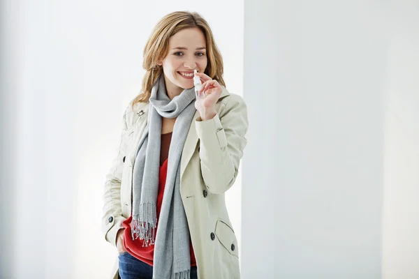 MUJER USANDO NARIZ SPRAY — Foto de Stock