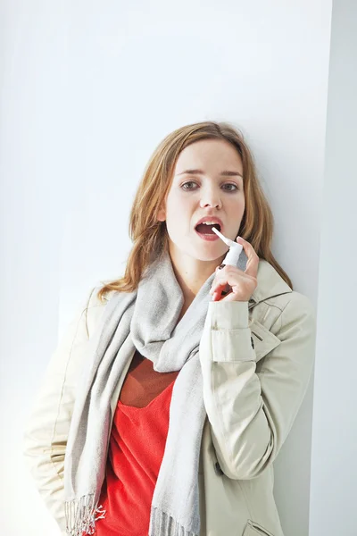 WOMAN USING SPRAY IN MOUTH — Stock Photo, Image